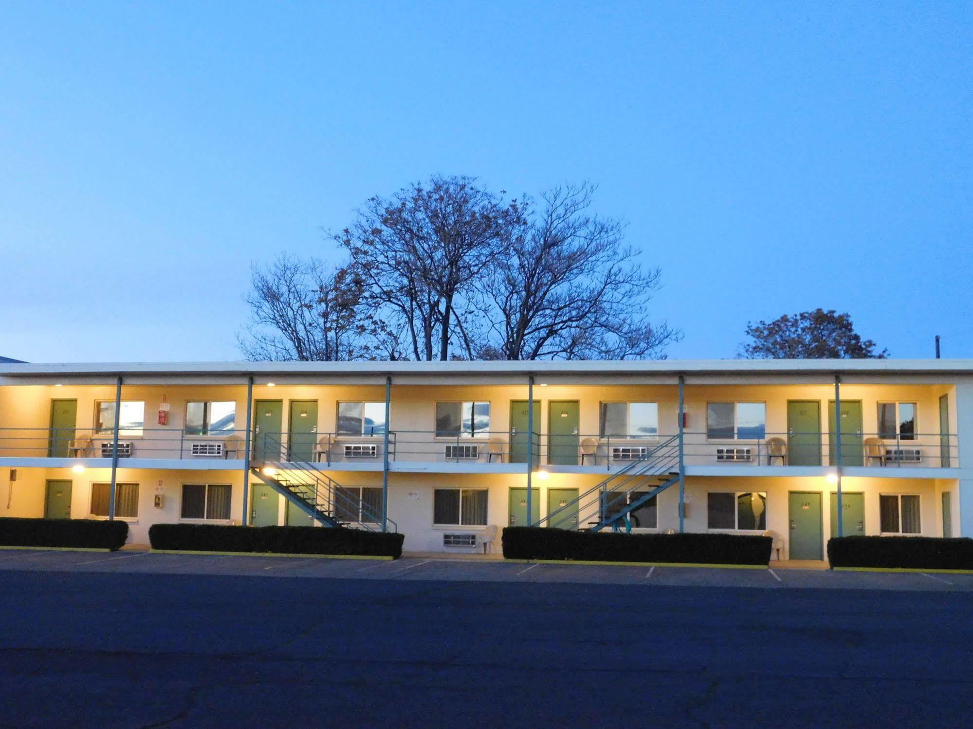 والا والا Capri Motel المظهر الخارجي الصورة